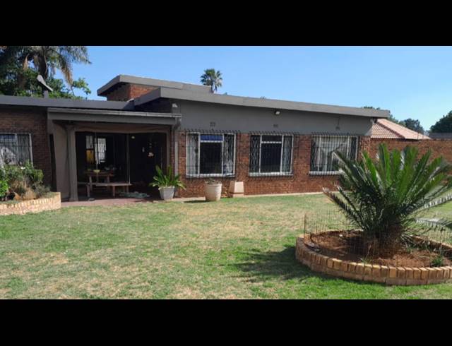 3 BEDROOM HOUSE FOR SALE IN BRACKENHURST
